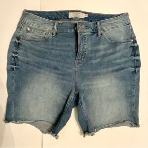 Torrid Women's stretch Bermuda shorts 7 inch inseam
